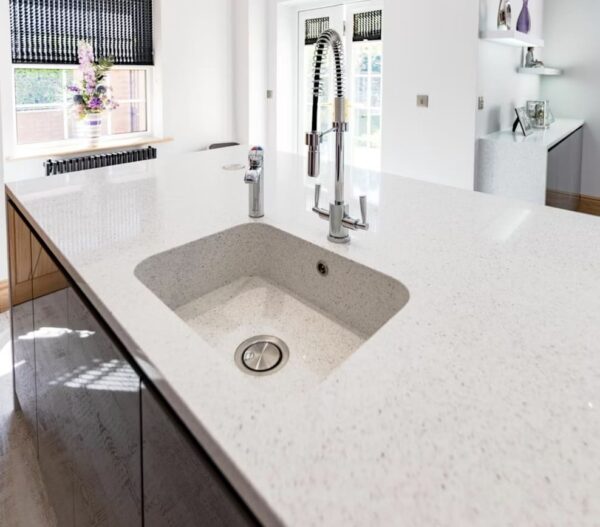 Silestone Blanco Stellar 13 virtuves stalvirsis